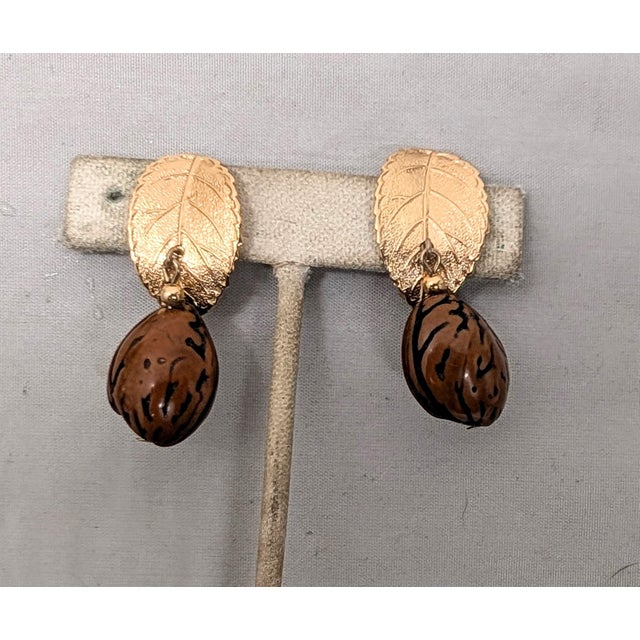 Vintage Signed Napier Goldtone Leaf With Seed Drop Clip Earrings- 2 Pieces For Sale In Philadelphia - Image 6 of 7