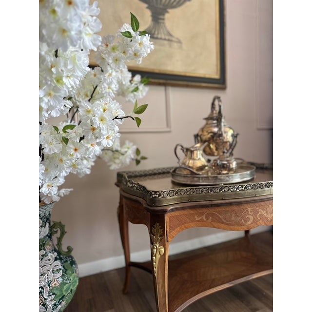 French Early 20th Century Inlaid Serving Table With Removable Glass Tray and Brass Gallery For Sale - Image 3 of 6