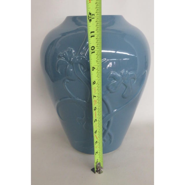 Jaru of California 1980 Blue Ceramic Floral Tabletop Vase Model 476 Large 5149b For Sale - Image 9 of 11