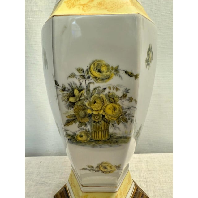 Mid 20th Century Vintage Dorothy Draper Style Porcelain Urn Shape Table Lamp With Yellow Roses & Shade For Sale - Image 5 of 8