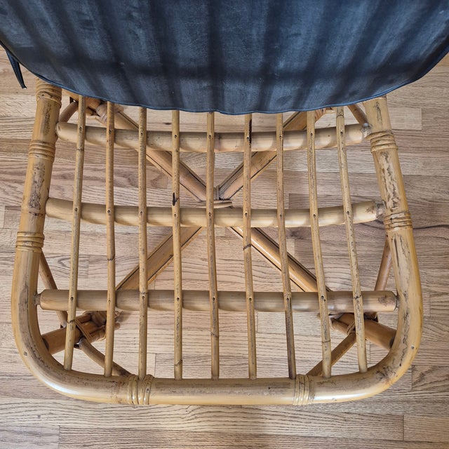 1970s 1970s Chinese Chippendale Rattan Side Chair Desk Accent Chair W/ Black Faux Leather Cushion For Sale - Image 5 of 10