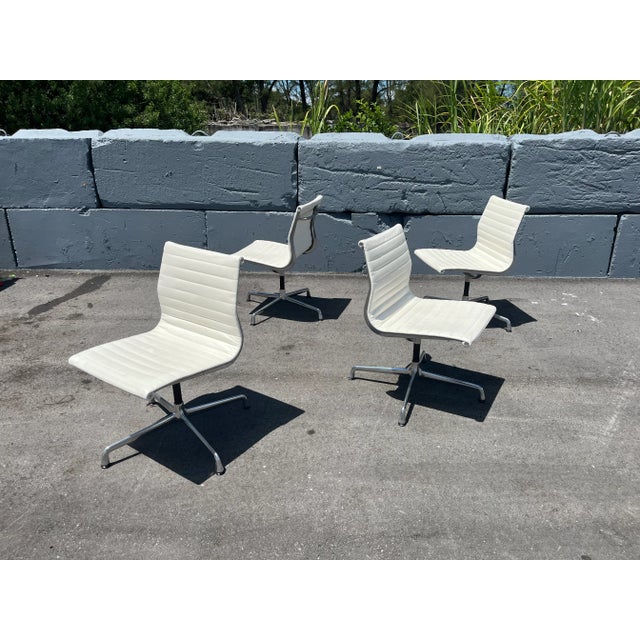 One Eames Aluminum Group Side Chair Vicenza Leather Cream Herman Miller 2015 For Sale - Image 9 of 11