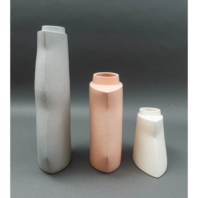 Artist Signed 1986 Memphis Studio Art Pottery Sculptural Zig Zag Vase Set of 3 For Sale In Miami - Image 6 of 8