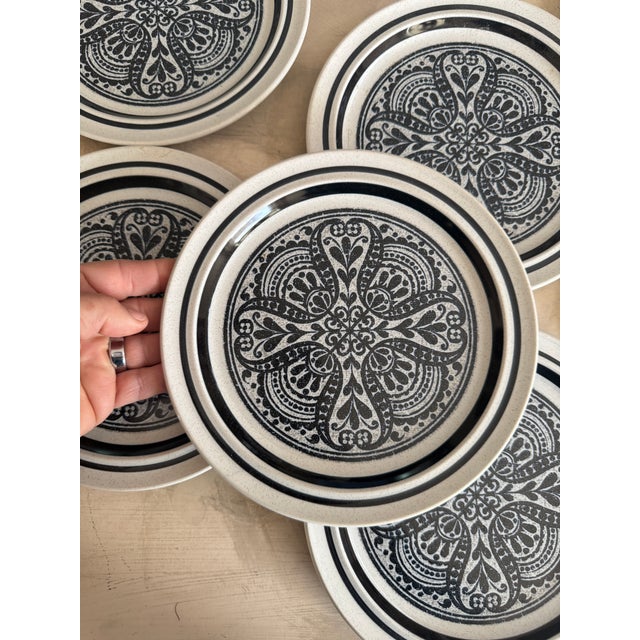 Ceramic 1980s Noritake Primastone Dinner Plates Malaga Pattern Vintage Stoneware – Set of 8 For Sale - Image 7 of 10