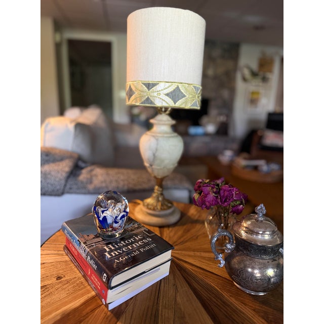 Traditional Mid 20th Century Alabaster Table Lamp With Custom Shade For Sale - Image 3 of 6