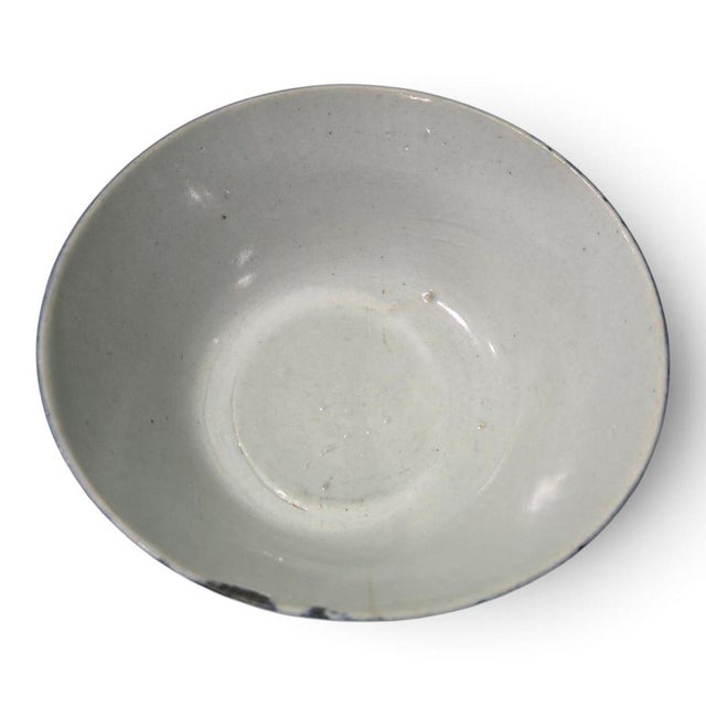 An authentic 17th-century Chinese Swatow (Zhangzhou) underglaze blue and white porcelain bowl, crafted during the Wanli...