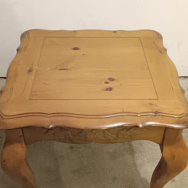 Late 20th Century Elegant Coffee or End Table with Cabriole Legs For Sale In Chicago - Image 6 of 18