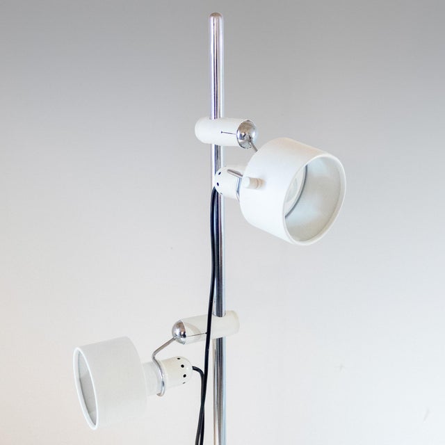 Silver Mid-Century Modern White Metal Floor Lamp attributed to Elio Martinelli for Martinelli Luce, 1970s For Sale - Image 8 of 18
