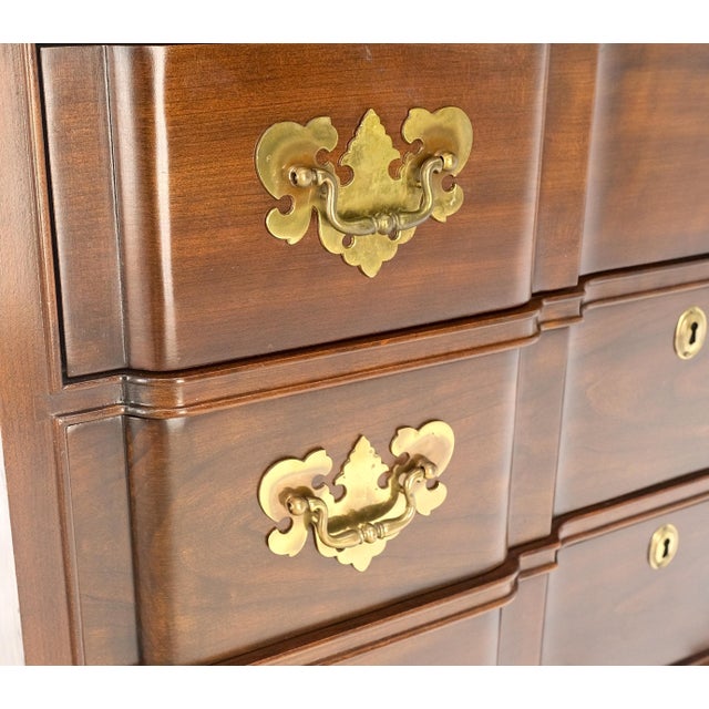 Established Lines Block Front Carved Scallops Brass Drop Pulls 4 Drawers Bachelor Chest For Sale - Image 4 of 11