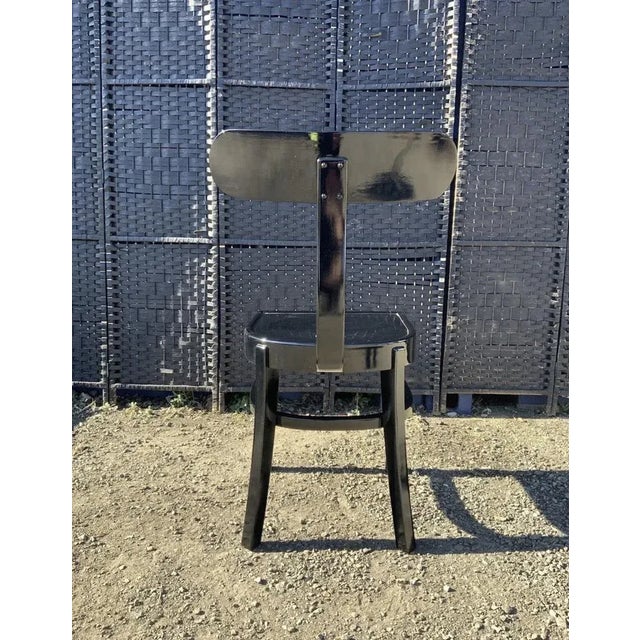 This chair is in very good condition and is completely refurbished and restored. Beautiful and iconic design. E 1930s,...