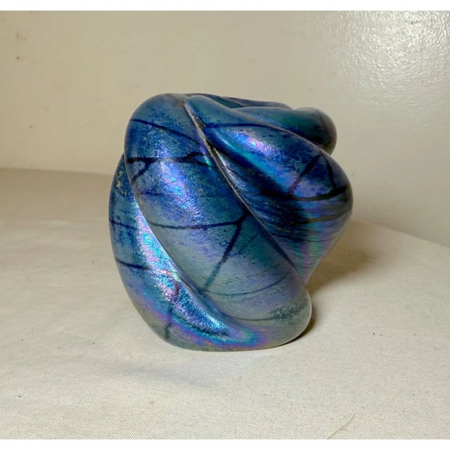 1990s Vintage Hand Blown Charles v Ramsay Blue Iridescent Paperweight Vase Sculpture For Sale - Image 5 of 12