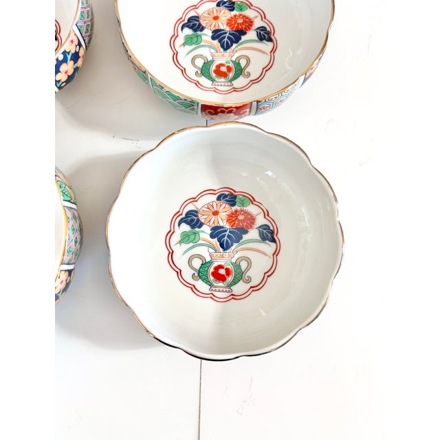 Red Vintage Imari Rice Bowls – Japanese Floral Vase Panel Design, Scalloped Rim - Set of 6 For Sale - Image 8 of 15