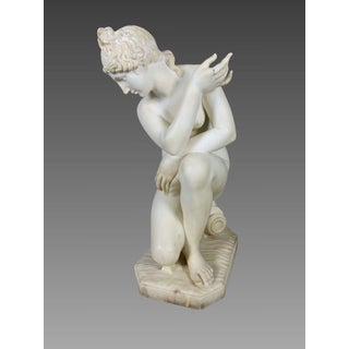 Early 19th-century white marble sculpture in the Neoclassical style depicting Venus at the Bath For Sale