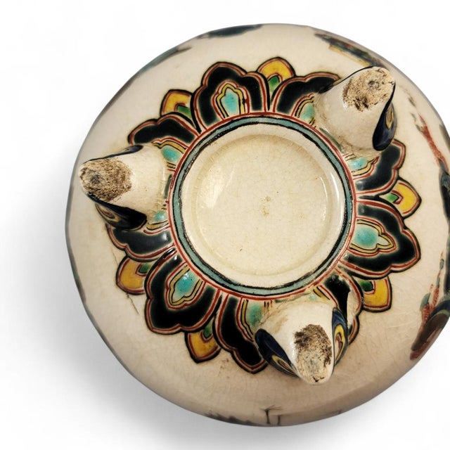 Chōshūzan Kyoto Satsuma Tripod Portrait Vase by Jissei After Yoshisada For Sale - Image 12 of 18