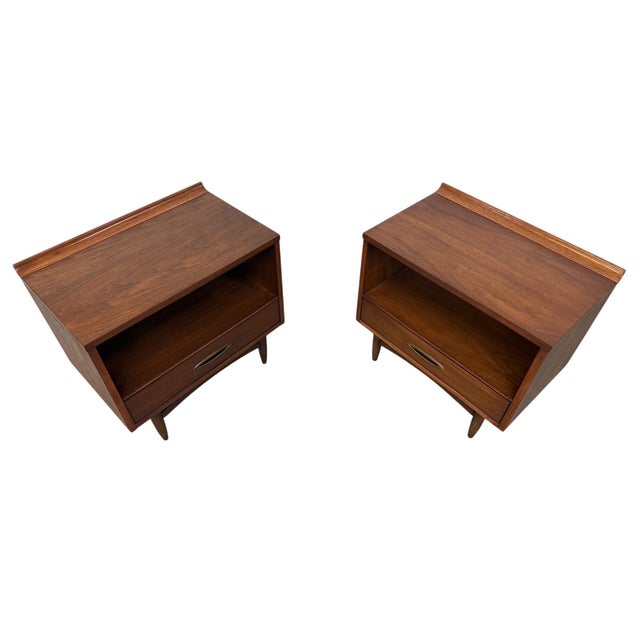 Mid-Century Modern Broyhill Sculptra Walnut Nightstands - Set of 2 - Refinished! For Sale In Philadelphia - Image 6 of 11