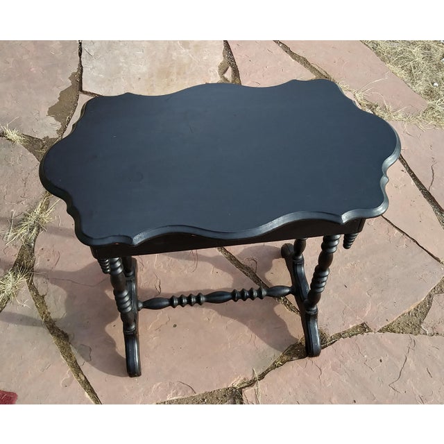 American Late 19th Century Scalloped Rectangled Top - Spindle Leg End Table With Drawer For Sale - Image 3 of 4