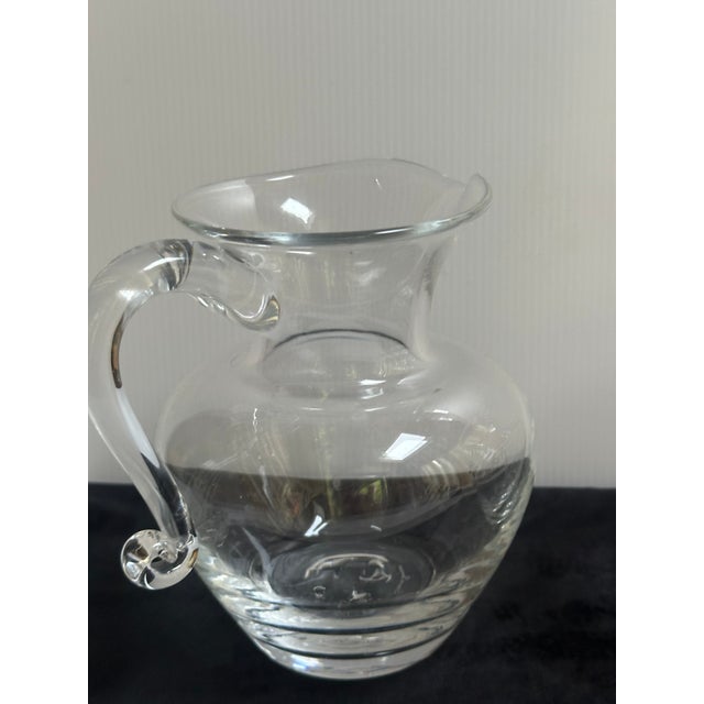 1980s Signed Simon Pierce Shelburne Clear Hand-Blown Glass Pitcher With Handle and Pour Spout 6.6" Tall Set of Two(2) For Sale - Image 9 of 10
