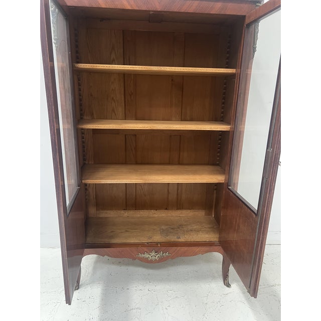 2000 - 2009 20th Century Louis XV Style Display Cabinet in Marquetry Veneer For Sale - Image 5 of 16
