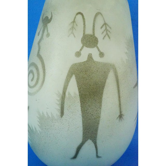 20th Century Modernist Navajo Ceramic Vase with Native American Decoration from Melvin Redhorse, United States, 1970s For Sale - Image 13 of 18