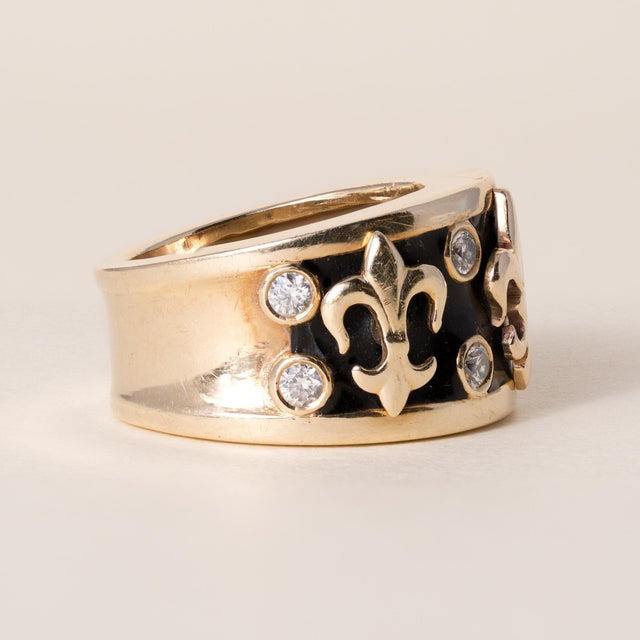 Modern Vintage 14k Gold Fleur De Lis Diamond and Black Enamel Ring Band, Size 5 For Sale - Image 3 of 4
