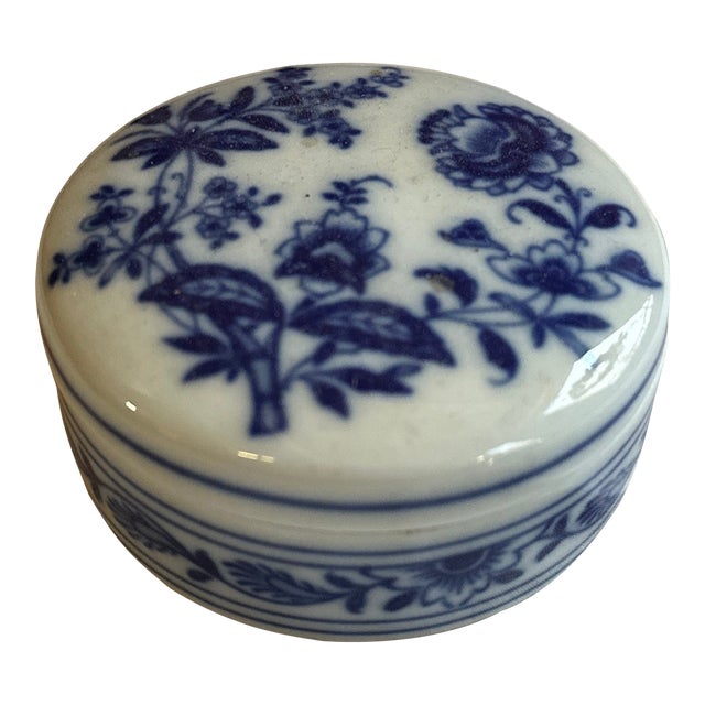 1970s Small Ceramic Chinoiserie Blue and White Dish With Matching Lid For Sale