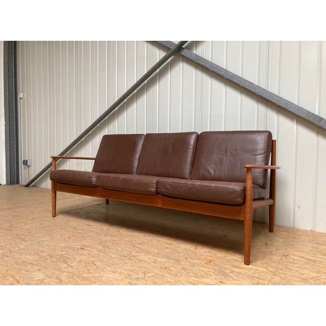 Grete Jalk sofa in teak and original brown leather, produced by France & Son / Daverkosen, Denmark, 1960s. Elegant Danish...