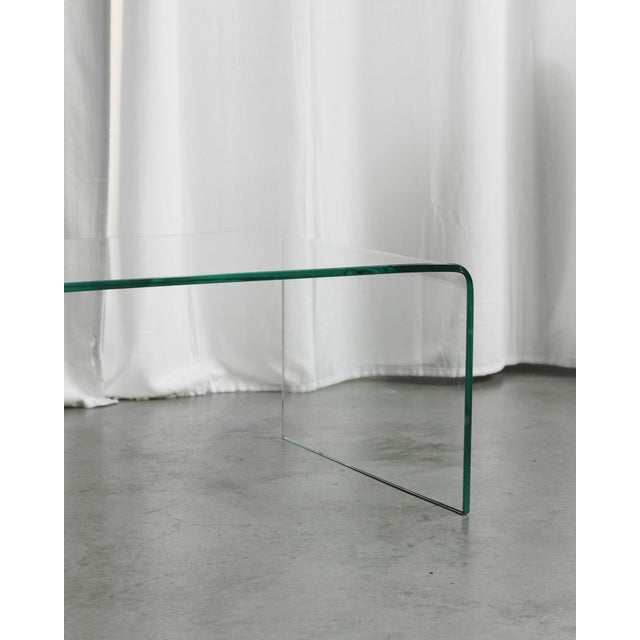 Mid-Century Modern Clear Bent Glass Coffee Table, 1970s For Sale - Image 3 of 5