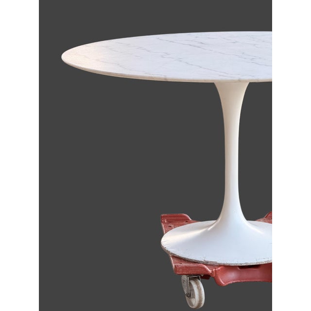 Eero Saarinen Mid-Century Modern Marble Top Dining Table by Eero Saarinen for Knoll International For Sale - Image 4 of 6