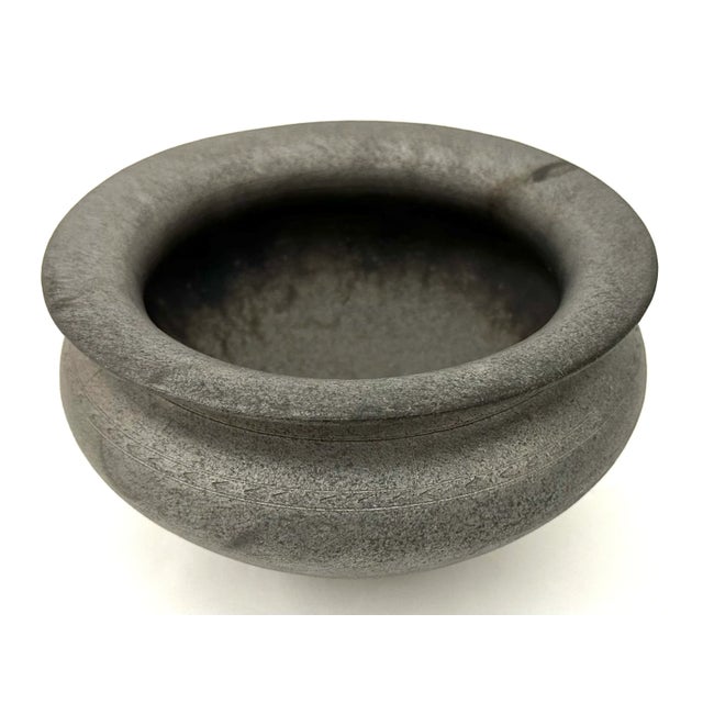 The piece is signed and dated on the base - "Munro 1988.” Munro's minimalist modern pottery has been exhibited in the...