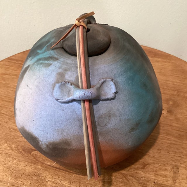 Late 20th Century Contemporary Laura Ross Art Ceramic Handmade Clay Pottery Pot With Lid Wicker Handle Circa 1980s For Sale - Image 5 of 12