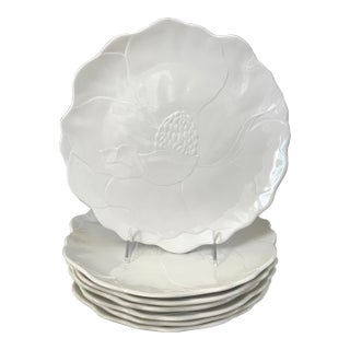 7 VTG Dorothy C. Thorpe MCM Embossed Magnolia Dot5 White Dinner Plates For Sale
