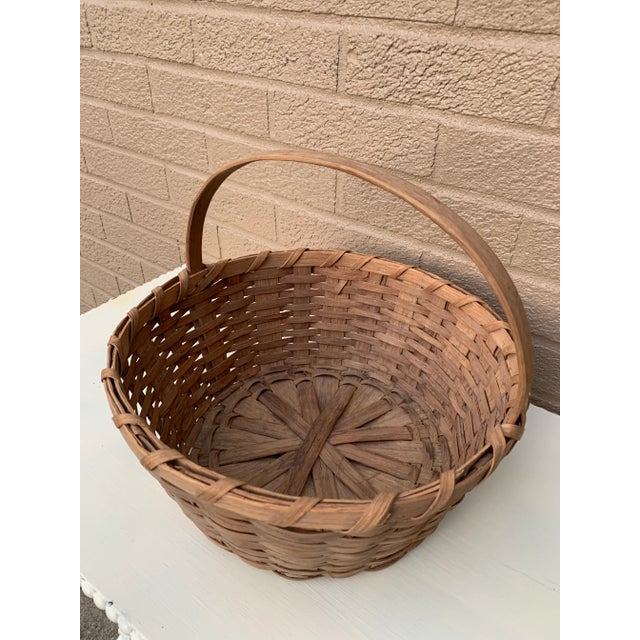 Farmhouse Antique Early 20th Century American Splint Oak Gathering Basket For Sale - Image 3 of 11