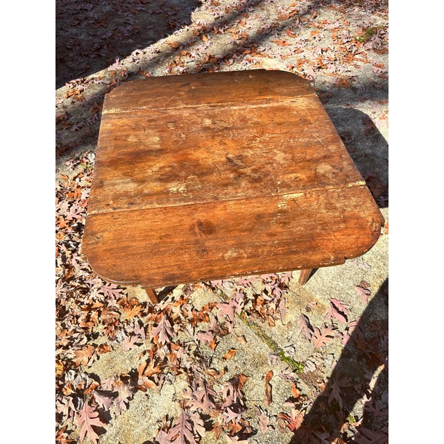 Wood 1820s American Hepplewhite Primitive Antique Gate Fold Breakfast Table For Sale - Image 7 of 13