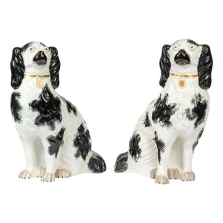 20th Century Porcelain Sculpture Depicting King Charles Spaniels, Set of 2 For Sale