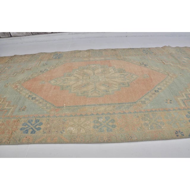 1950s Handwoven Vintage Oushak With Faded Floral Medallion For Sale - Image 5 of 10
