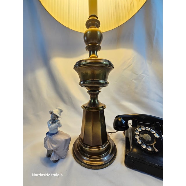 1950s Mid 20th Hollywood Regency Style Octagonal Column Brass Table Lamp For Sale - Image 5 of 12