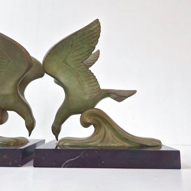 Vintage Seagull on a Wave Bookends in Marble and Metal, 1950s, Set of 2 For Sale - Image 4 of 15