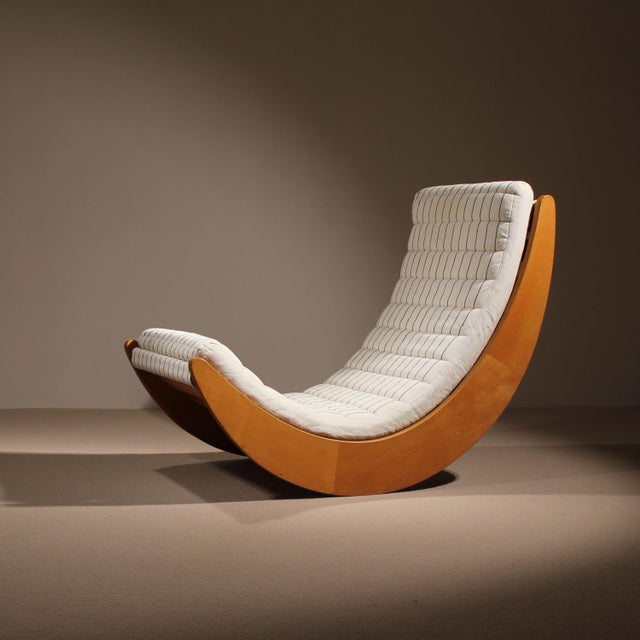 A sculptural masterpiece of the 1970s, impressing with its ergonomic, curved silhouette. This rocking chair creates a...