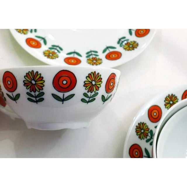 Set of 6 coffee or tea cups, with the 6 matching saucers In fine porcelain of white Limoges 1970 ', with decoration of...