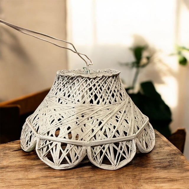 Up for consideration is a beautiful vintage Palm Springs style fiberglass chandelier. This would look lovely in your home...