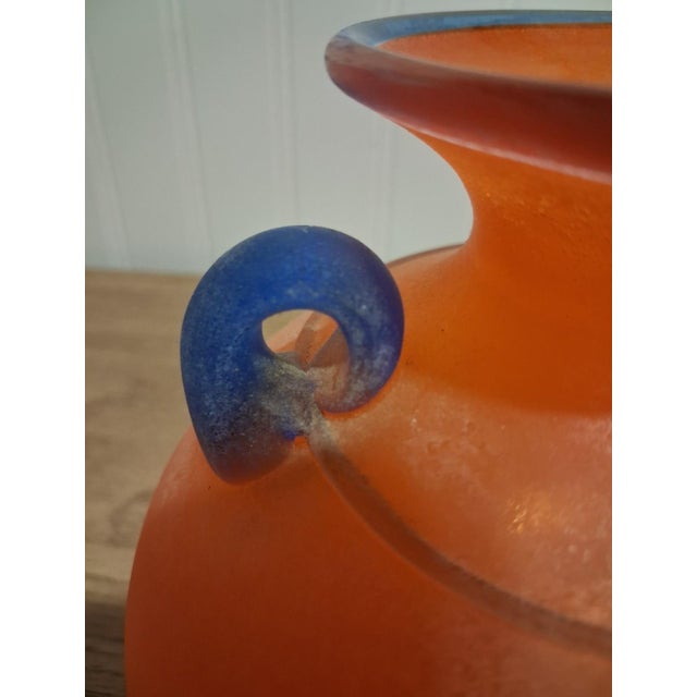 1980s 1980s VNTG Franco Moretti Murano Scavo Glass Vase Signed Orange Blue Amphora Mint Condition For Sale - Image 5 of 8