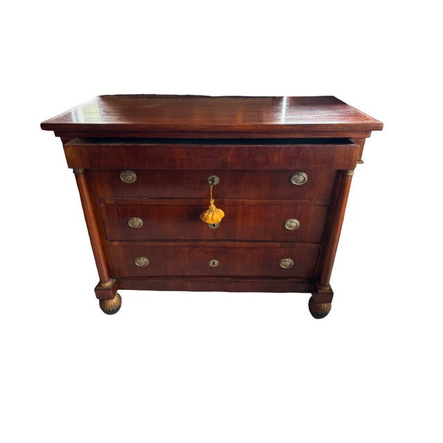 Tuscan Empire chest of drawers. Made in the first half of the 19th century, in cherry wood. It has 4 drawers.