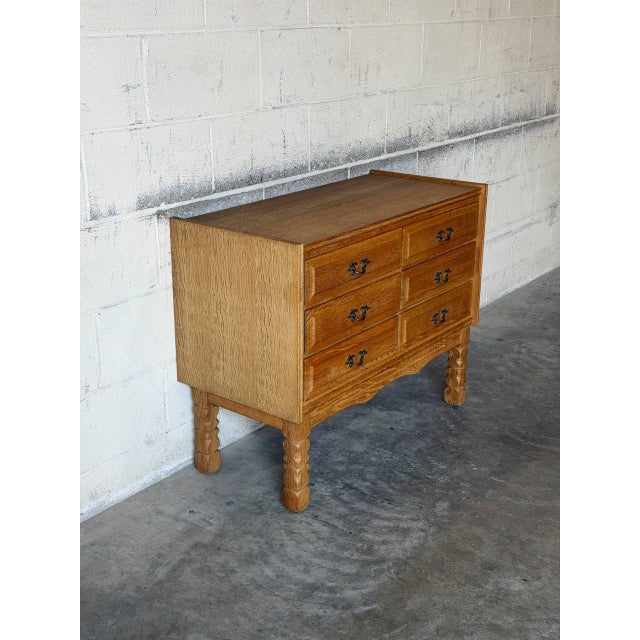 This charming oak dresser features six spacious drawers and rests on beautifully turned legs. Clean lines highlight the...
