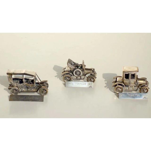 Metal silver Alabaster base h: 8 cm base: 9x6 cm. Weight: 460 g 7x4.5 cm 7.5x5.5 cm 8x5 cm. This piece has an attribution...