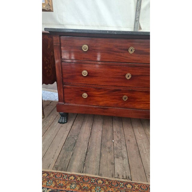 Mahogany chest of drawers with Egyptian Revival style and marble top. This chest has 3 drawers. 19th century manufacture.