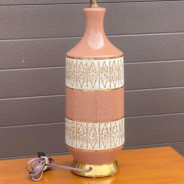 Mid-Century Modern 1950s Mid-Century Modern Ceramic Table Lamp in Salmon & Gold For Sale - Image 3 of 13
