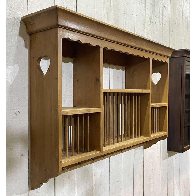 English Wall Shelf in Fir Wood, 1980s, in Good conditions. Designed 1890 to 1919