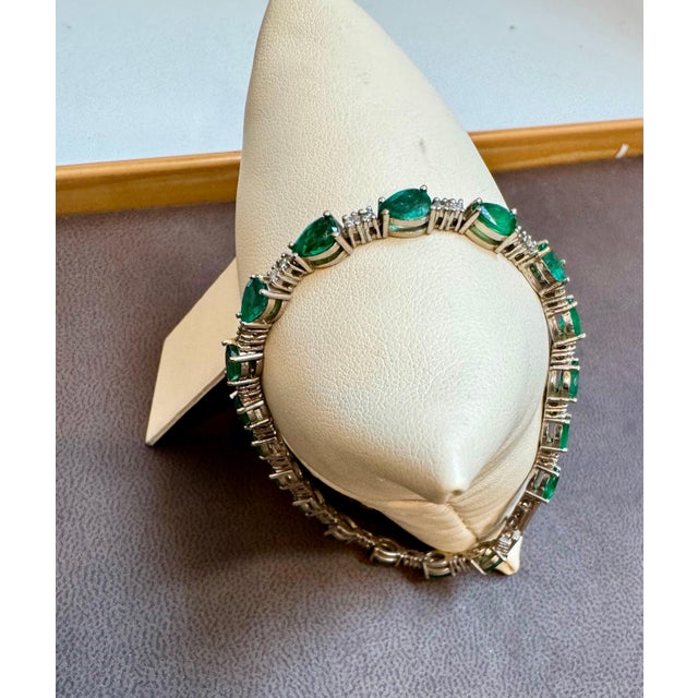 8 Carat Natural Zambian Emerald and Diamond Tennis Bracelet 14 Karat White Gold For Sale - Image 10 of 18