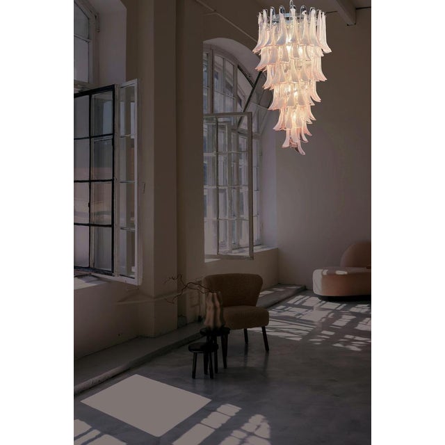 Large Italian Murano Glass Spiral Chandelier with 83 Pink Glass Petals, 1990s For Sale - Image 4 of 12