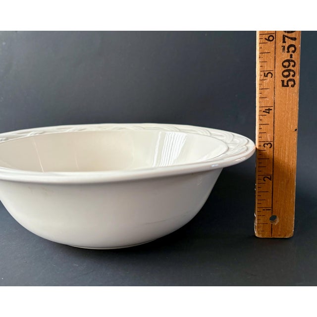 Off-white Vintage Pfaltzgraff Acadia White Serving Bowl – Off-White Stoneware With Woven Rim For Sale - Image 8 of 9
